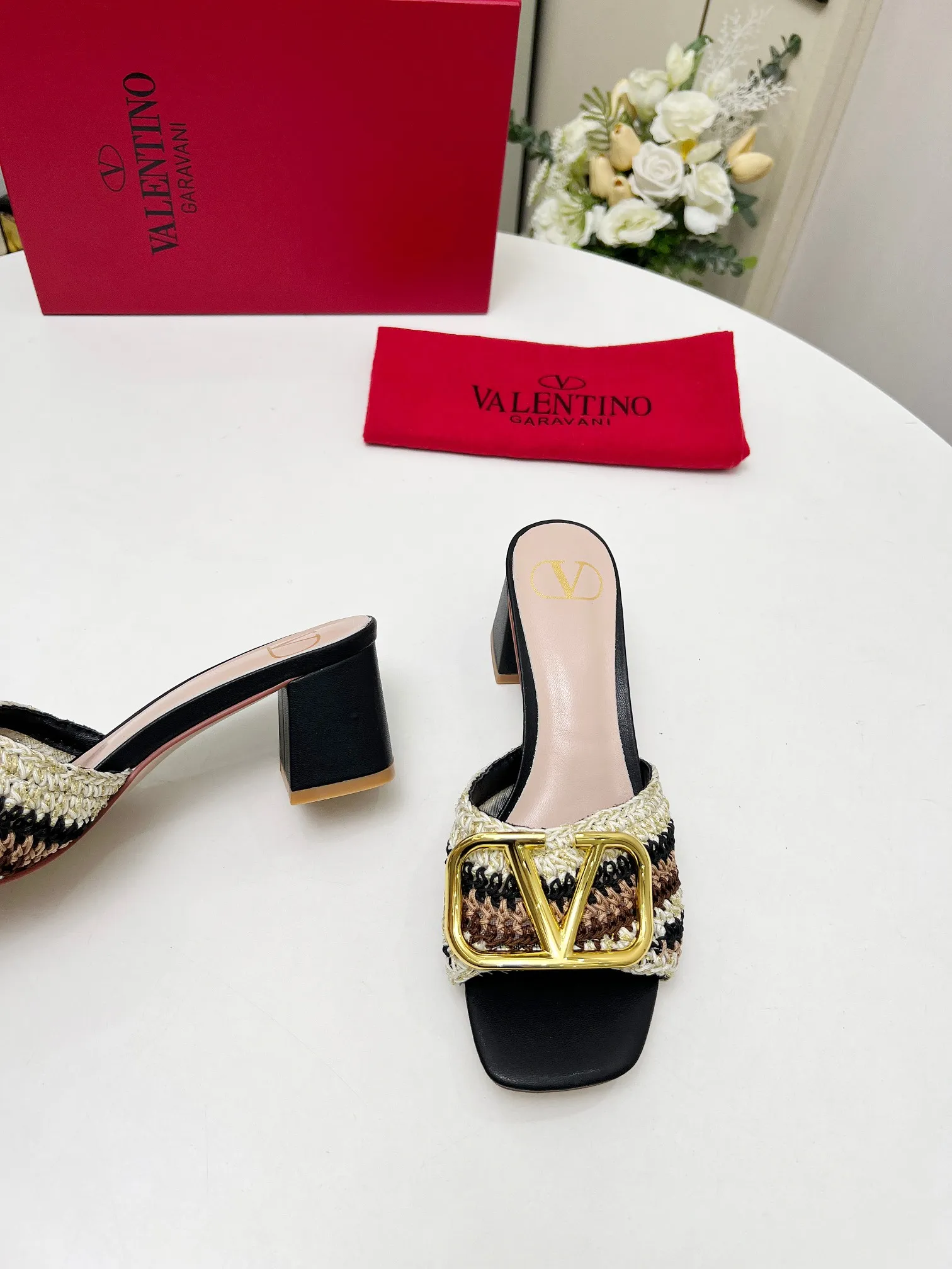 👟👟Ex-factory price 440👟👟 Genuine leather sole +30 🆕 Valentino👑👑 Latest series with perfect hand-woven details. A very eye-catching catwalk series launched [strong][strong] Code number: 35 to 43 (genuine leather sole +30)